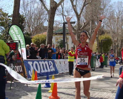 Ainhoa Pinedo llega a la meta en Granada 