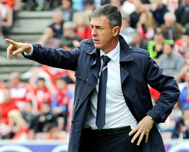 Alcaraz da instrucciones desde la banda (J. M. BALDOMERO)