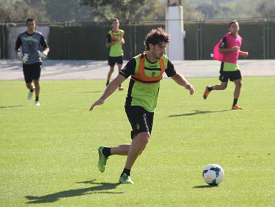 Mainz se dispone a golpear la pelota durante un entrenamiento 