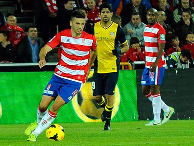 Fran Rico conduce ante la mirada de Diego Costa. (BALDOMERO)