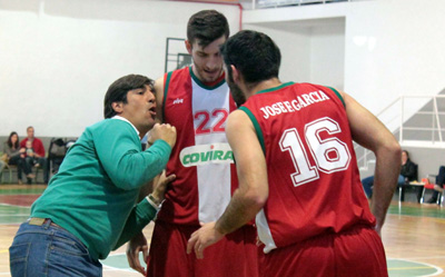 Pablo Pin dando instrucciones a sus jugadores (ROMERO)