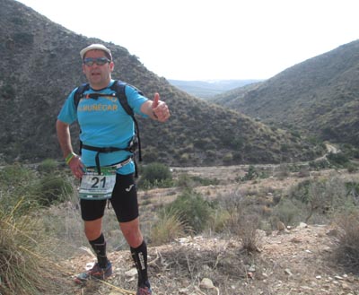 Tomás Bustos atravesando el desierto de Tabernas 