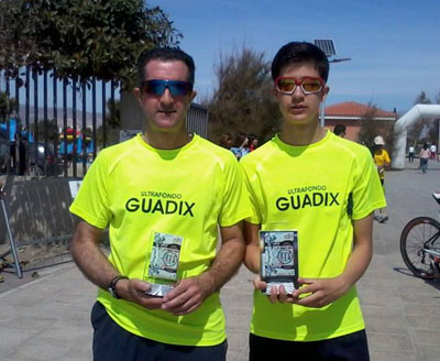 Padre e hijo con sus respectivos trofeos 