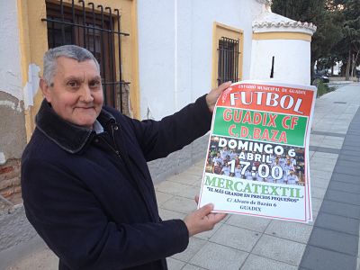 Miguelito con el cartel del próximo partido en casa ante el Baza