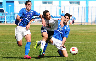 Dos jugadores maraceneros pelean por el balón (J.HURTADO)