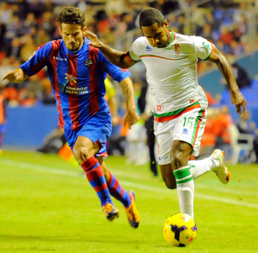Angulo (derecha),  durante un partido ante el Levante. (BALDOMERO)