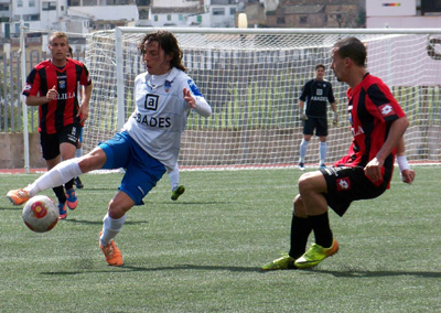 David Gámiz controla ante un jugador melillense 