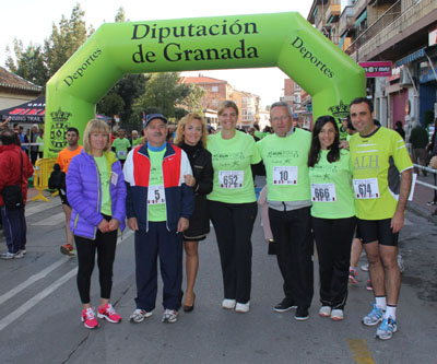 Autoridades y algunos participantes antes de toma la salida 