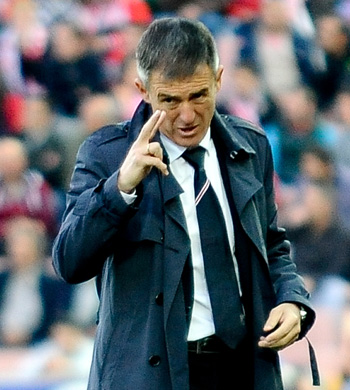 Lucas dando órdenes desde el banco (J. M. BALDOMERO)