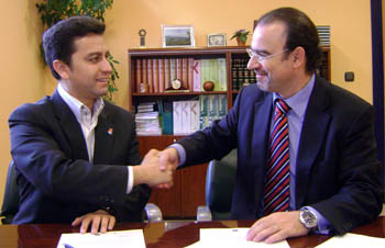 Roberto Casares junto a Javier Jiménez sellan el acuerdo (GRJ)