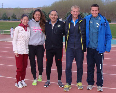 Los marchadores húngaros junto a Ainhoa Pinedo, José Puertas y Manuel Ángel Segura