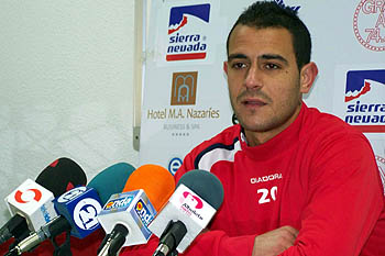 Pepe, jugador del Granada 74, en rueda de prensa