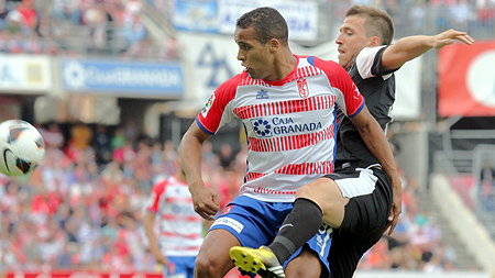 El Arabi, durante el partido de la primera vuelta en Los Cármenes 