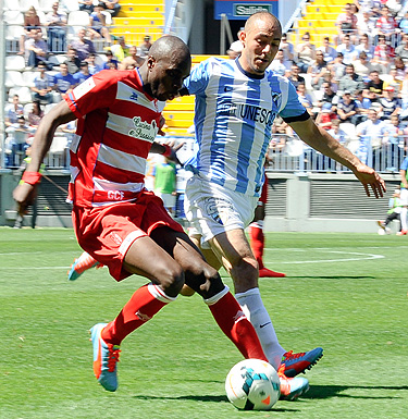 Nyom en una acción del encuentro ante el Málaga CF (JOSÉ M. BALDOMERO)