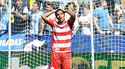 Angulo lamenta uno de los tantos encajados en Málaga (BALDOMERO)