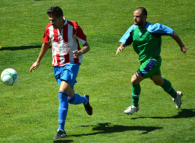 Jorge Molina, controlando balón, estuvo muy activo en el partido (GARRIDO)
