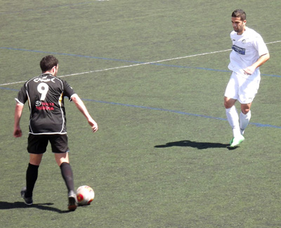 Juanfran conduce ante un jugador de Los Molinos 