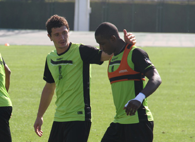 Ighalo y Piti durante un entrenamiento 
