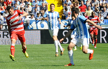 Momento de la lesión de Riki en La Rosaleda (JOSÉ m. BALDOMERO)