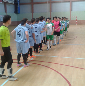 Los equipos se saludan antes del comienzo del encuentro