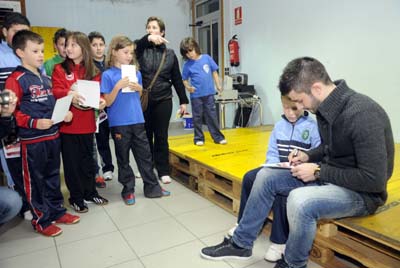 Fran Rico en un acto con niños (ARCHIVO) 