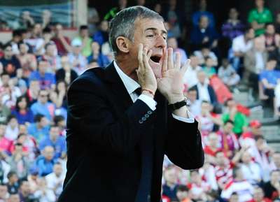 Lucas Alcaraz dando órdenes desde la banda (J. M. BALDOMERO)