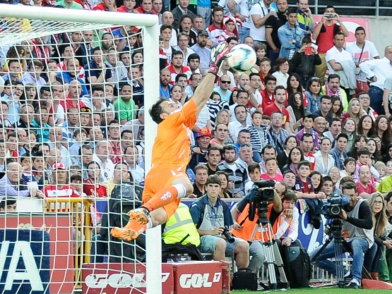 Karnezis realiza una parada durante el partido ante el FC Barcelona (BALDOMERO)