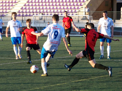 Keko, de espaldas, toca el balón ante el visitante Joselito