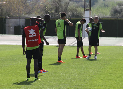 Alcaraz da instrucciones a su línea defensiva durante un entrenamiento 