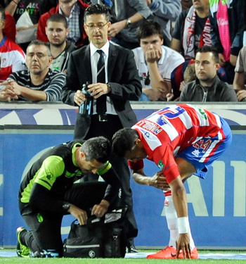 Murillo con el médico y fisioterapeuta del club (J. M. BALDOMERO)