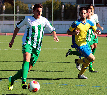 Roland conduciendo el balón en el choque de ida (ROMERO)