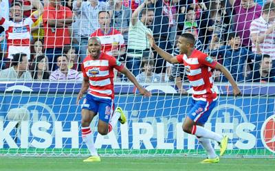 Brahimi celebra junto a El Arabi el gol anotado ante al Barcelona. (BALDOMERO)