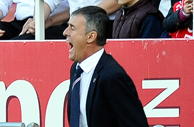 Alcaraz dando indicaciones desde la banda (BALDOMERO)