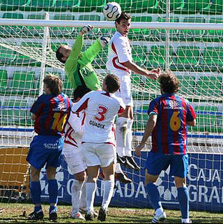 Pacheco saca el balón del área local (GUADIXCF.ES)
