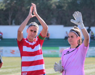 Dos jugadoras del Granada saludan antes de un encuentro (ROMERO)