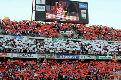 Los aficionados rojiblancos en el encuentro ante el FC Barcelona (BALDOMERO)