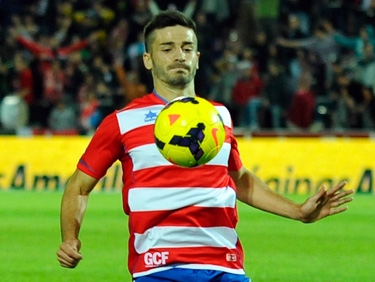 Fran Rico controla el juego del Granada (J. M. BALDOMERO)