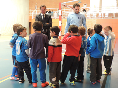 Granados durante una visita a una escuela de fútbol sala 