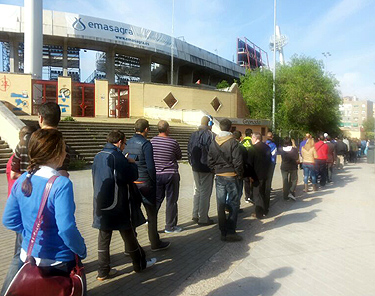Se han podido ver largas colas en las taquillas de Los Cármenes (M. MARTÍNEZ)
