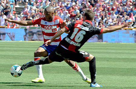 Brahimi, héroe ante el FC Barcelona, no tuvo su día ante el Rayo Vallecano (J. M. BALDOMERO)