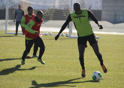 Nyom y Brahimi luchan por un balón 