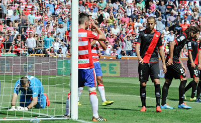 Fran Rico lamenta una ocasión fallada ante el Rayo Vallecano (J. M. BALDOMERO)