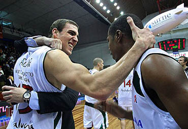 Aguilar y Hunter se felicitan por la victoria en Bilbao (ACBMEDIA)