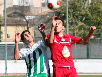 Carlos López pugna con un rival (JOSÉ M. ROMERO)