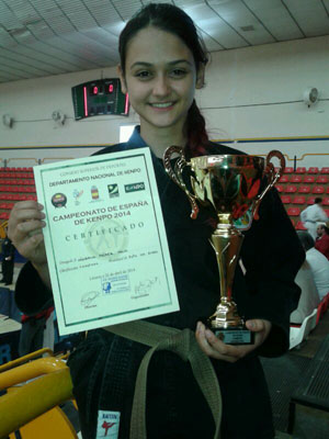 La campeona sexitana de Kenpo posa con su trofeo 