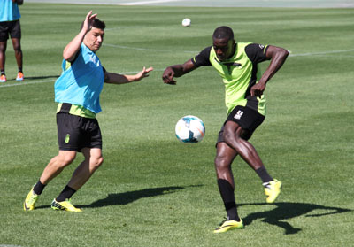 Pereira golpea el balón durante un entrenamiento 