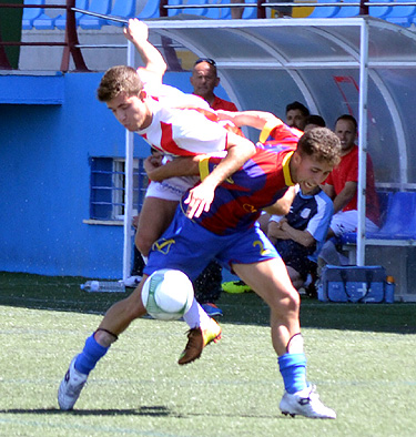 Una acción del derbi entre Vandalia y CD Baza (LÁZARO) 