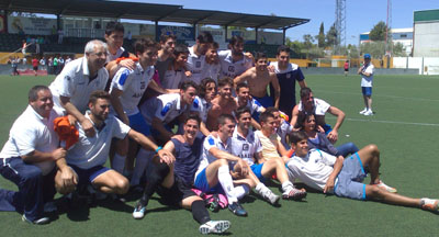 Jugadores y cuerpo técnico celebran la clasificación 
