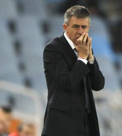 Alcaraz sigue el encuentro desde la banda 