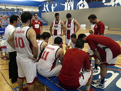 Pablo Pin da instrucciones durante un tiempo muerto 